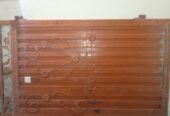Gate iron
