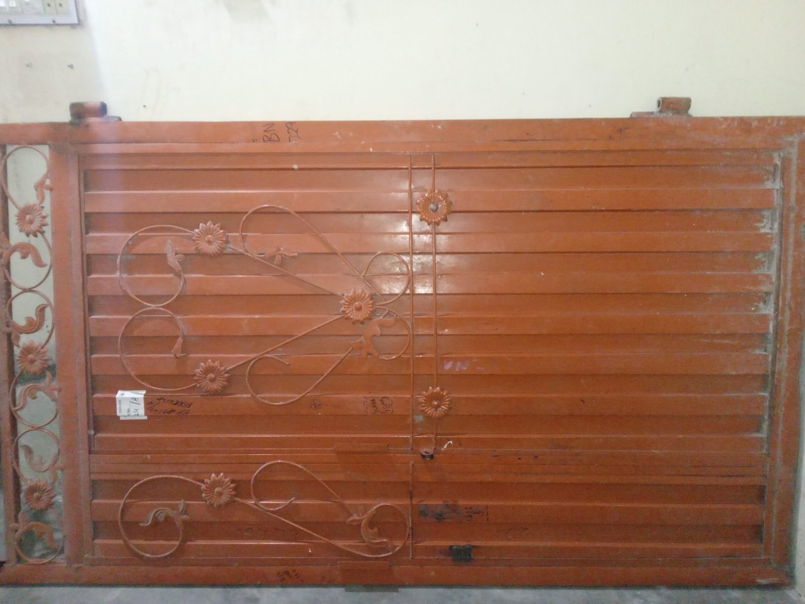 Gate iron