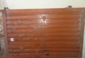 Gate iron