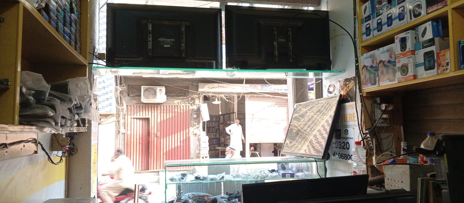 Chalti hui mobile & l.e.d workshop for sale