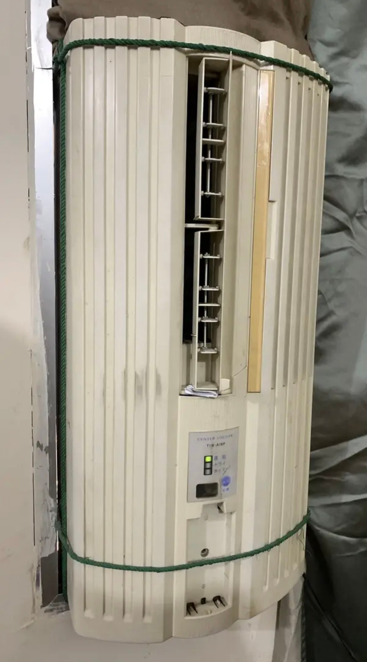 Imoprted window AC japani one hand used