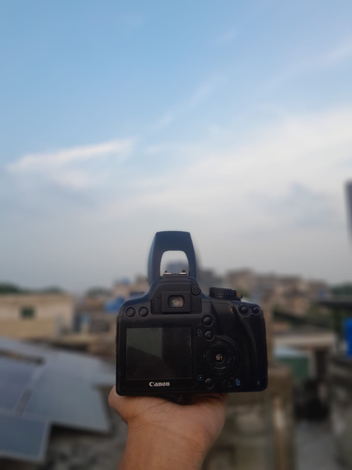 Canon 1000d with big auto lense and all asseries gift price