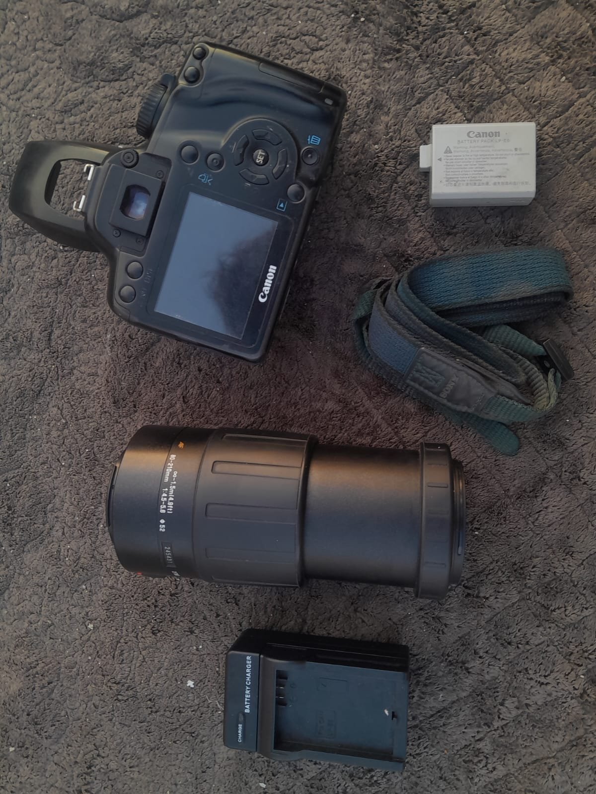 Canon 1000d with big auto lense and all asseries gift price