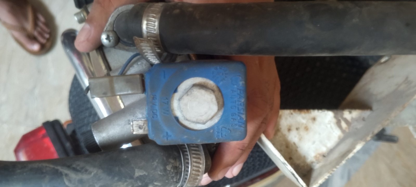 Car LPG Cylinder for sale with kit few days used