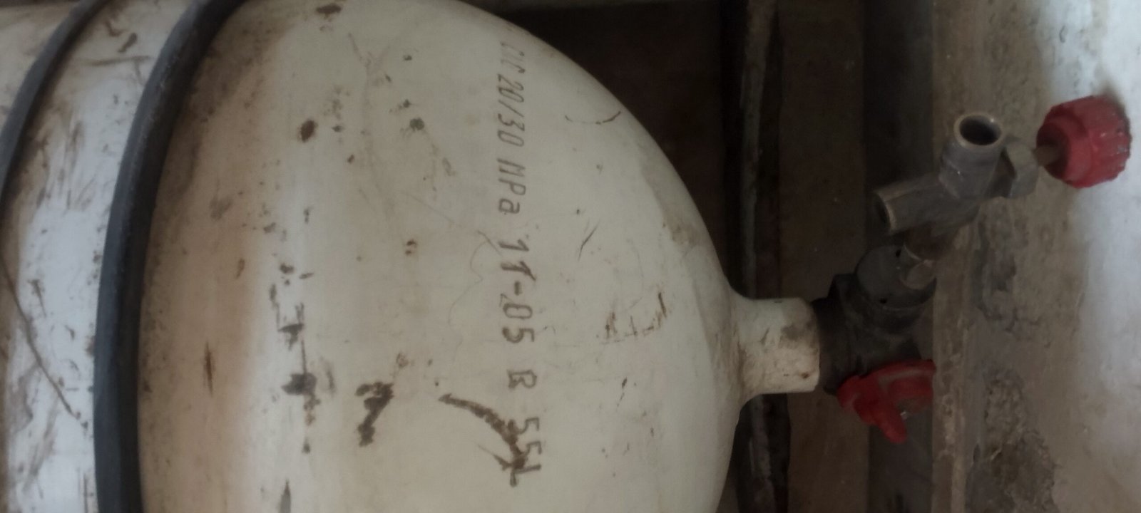 Car LPG Cylinder for sale with kit few days used