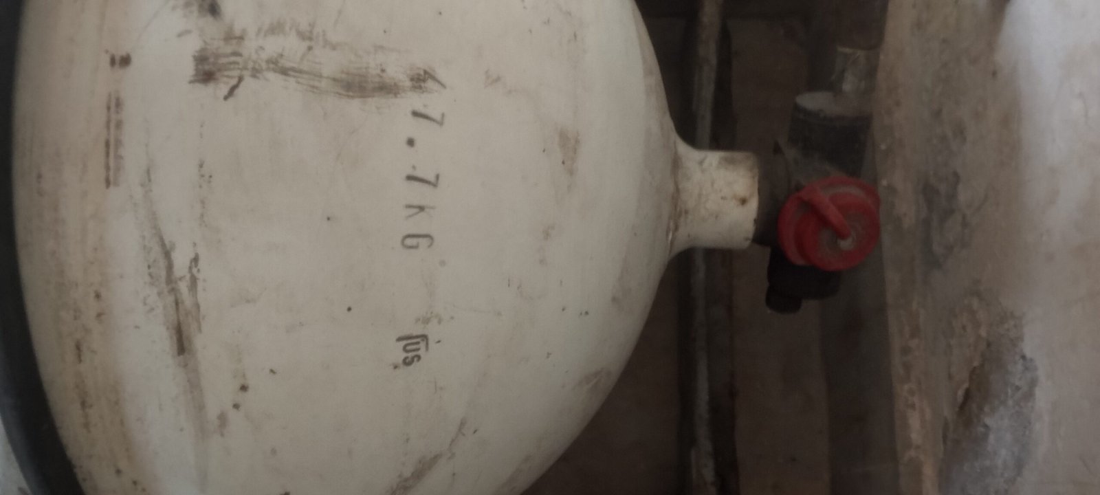 Car LPG Cylinder for sale with kit few days used