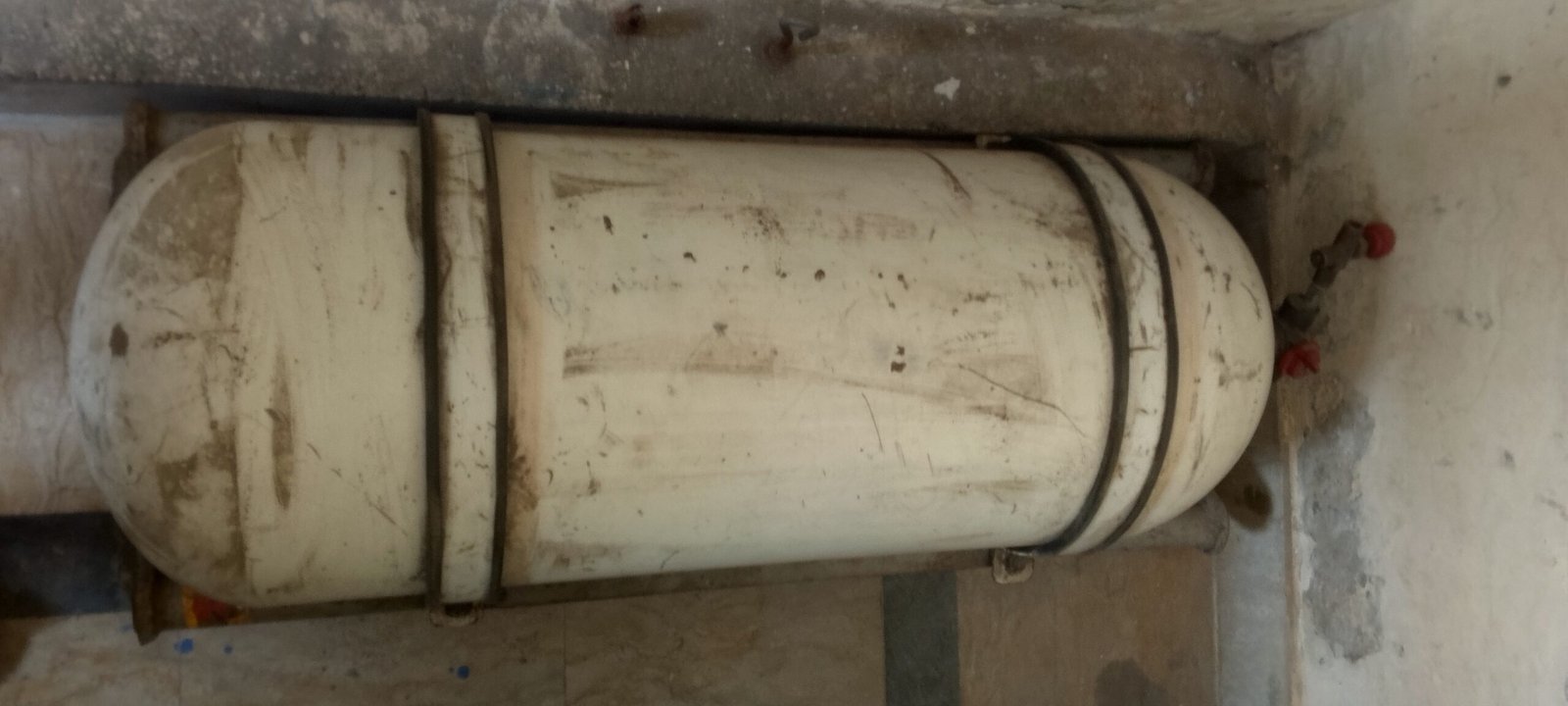 Car LPG Cylinder for sale with kit few days used