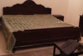 Kind size bed with 1 side table