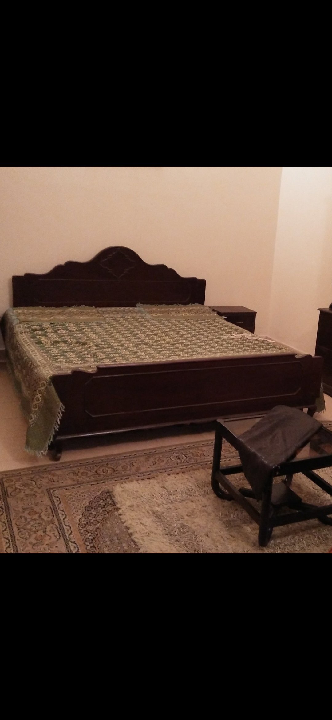 Kind size bed with 1 side table