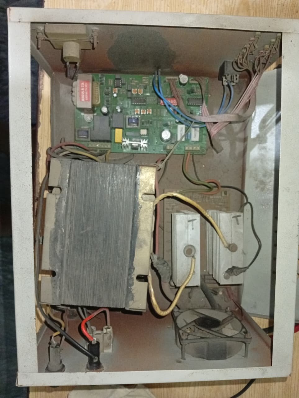 700 Watt UPS