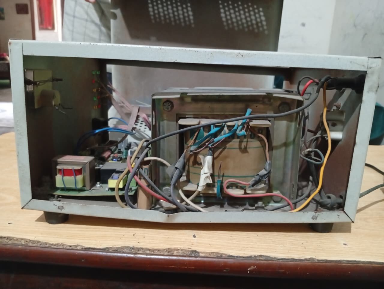 700 Watt UPS