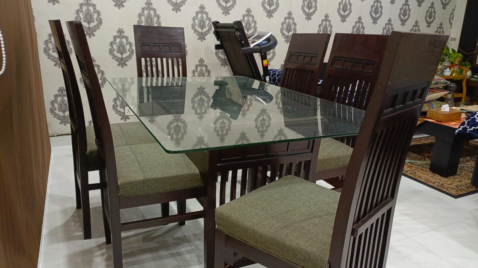 Dining table with 6 chairs- slightly used/ perfect condition