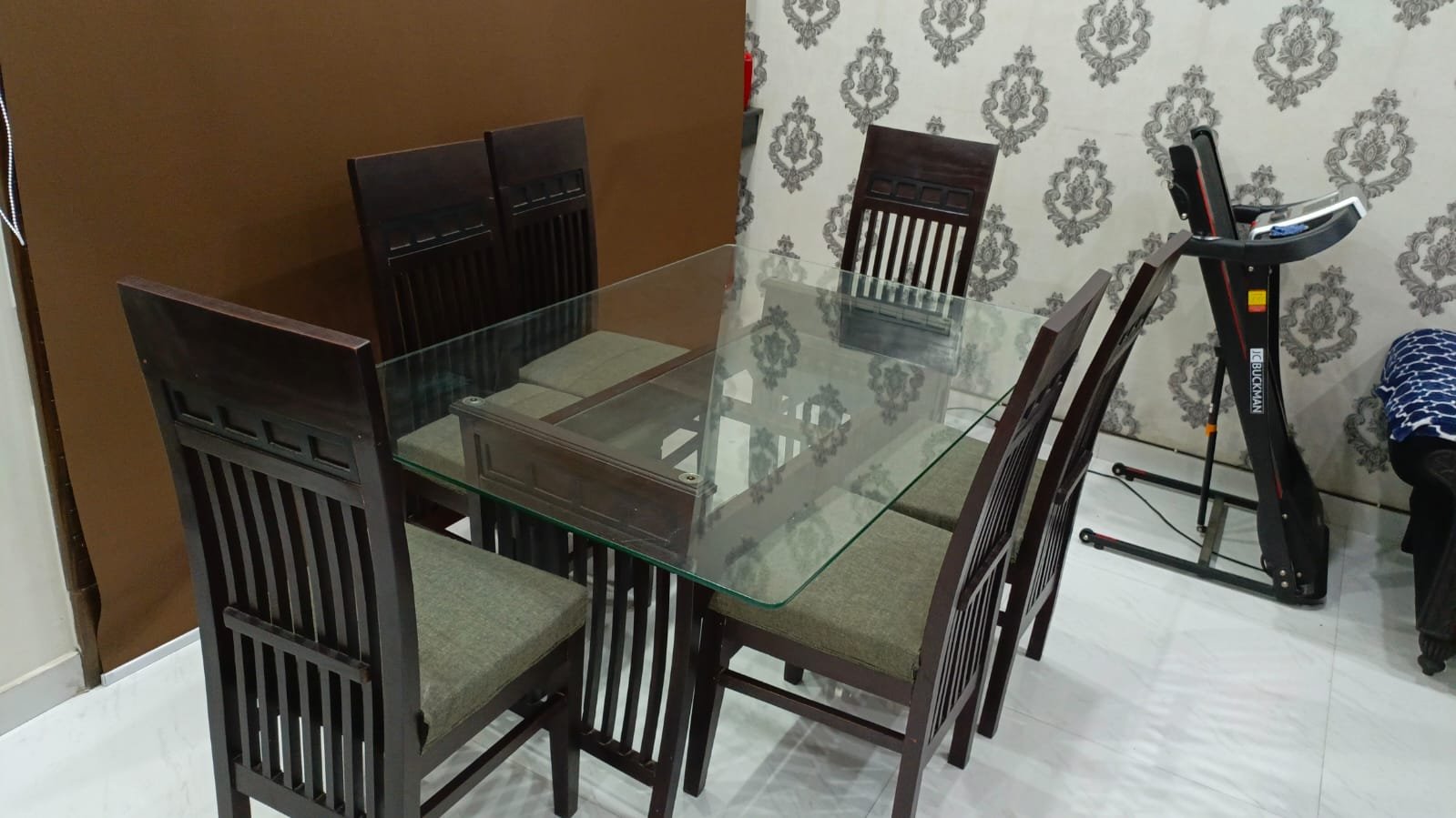 Dining table with 6 chairs- slightly used/ perfect condition