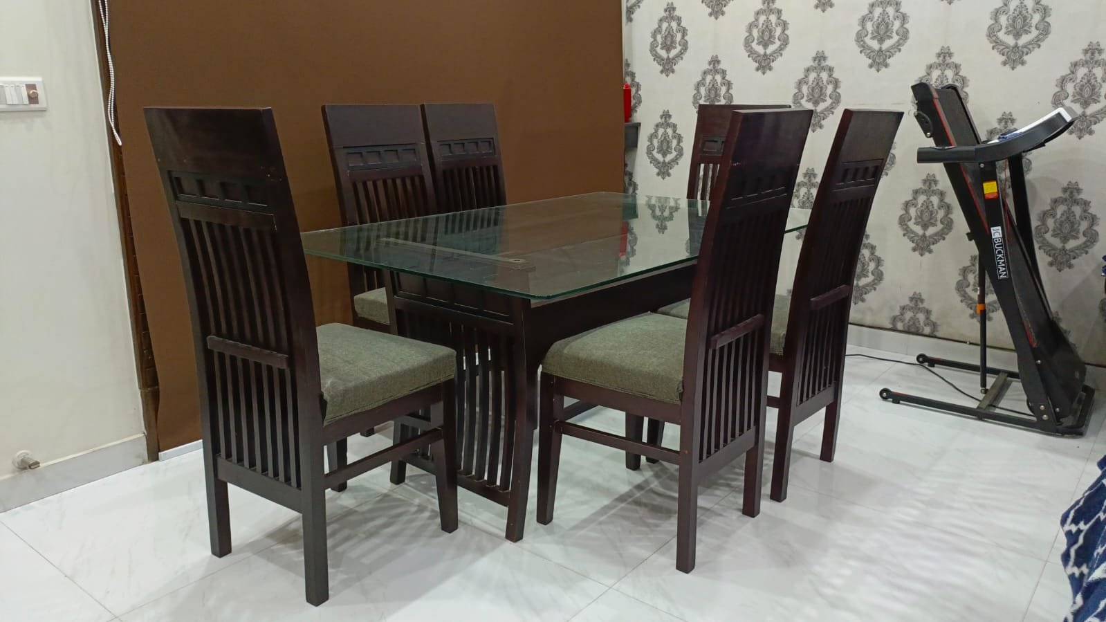 Dining table with 6 chairs- slightly used/ perfect condition