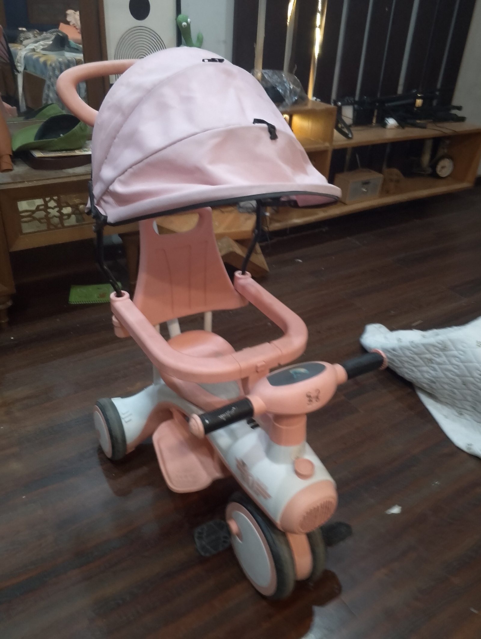 Kids tricycle 10/10 condition pink color brand new