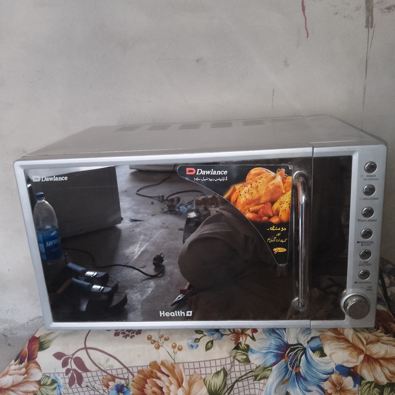 Microwave oven just like new no open no repire very less use