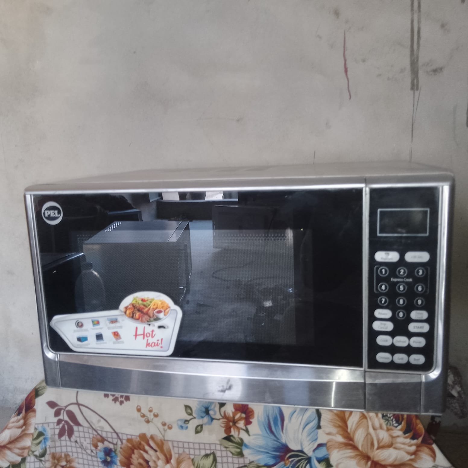 Microwave oven just like new no open no repire very less use