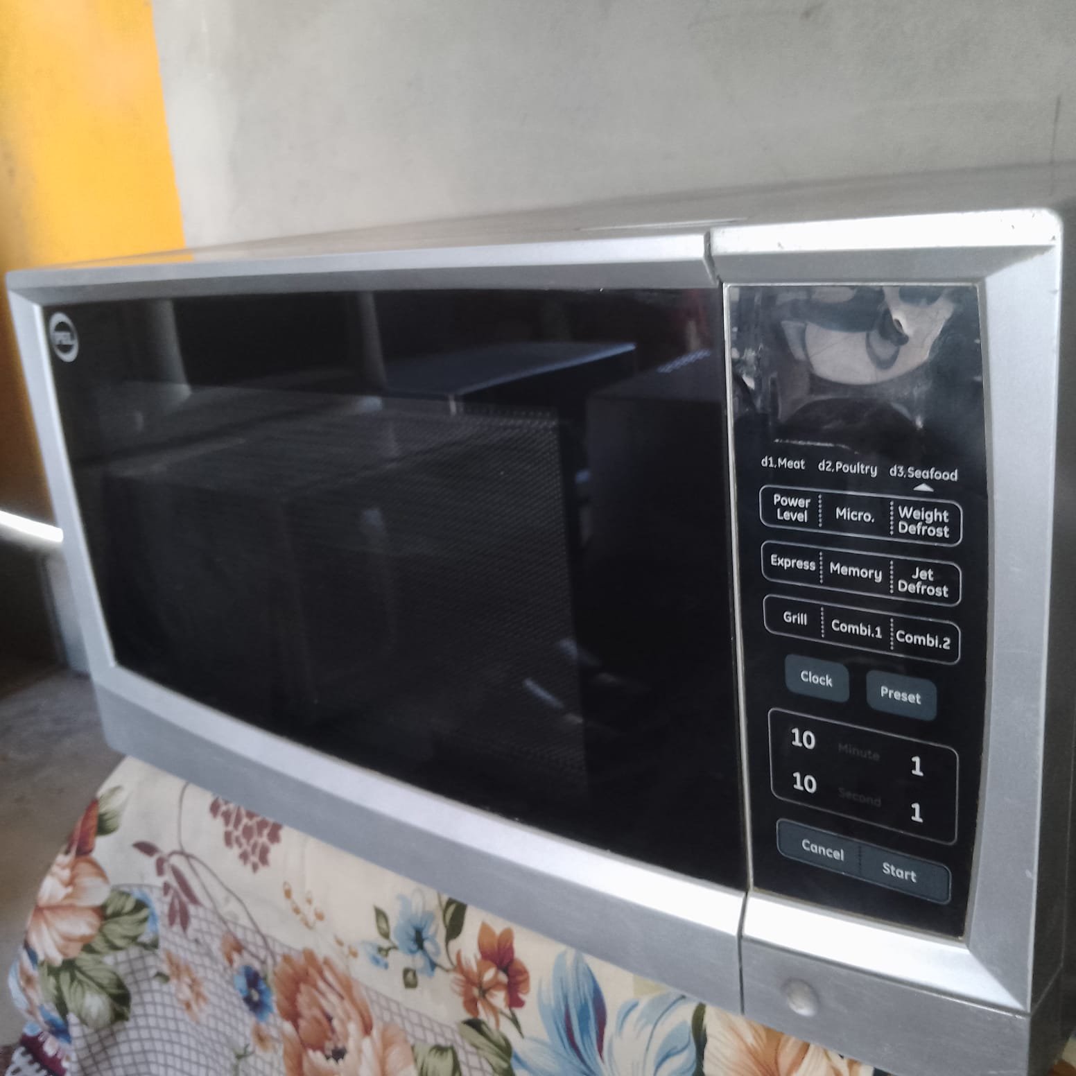 Microwave oven just like new no open no repire very less use