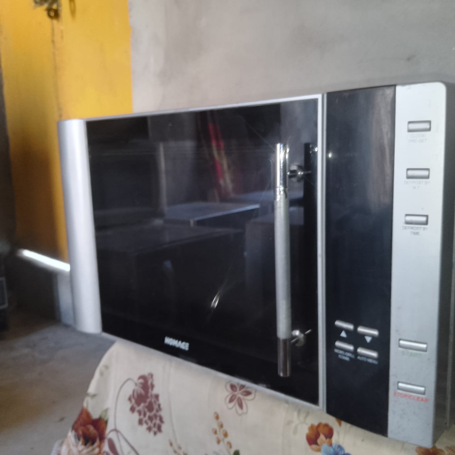 Microwave oven just like new no open no repire very less use