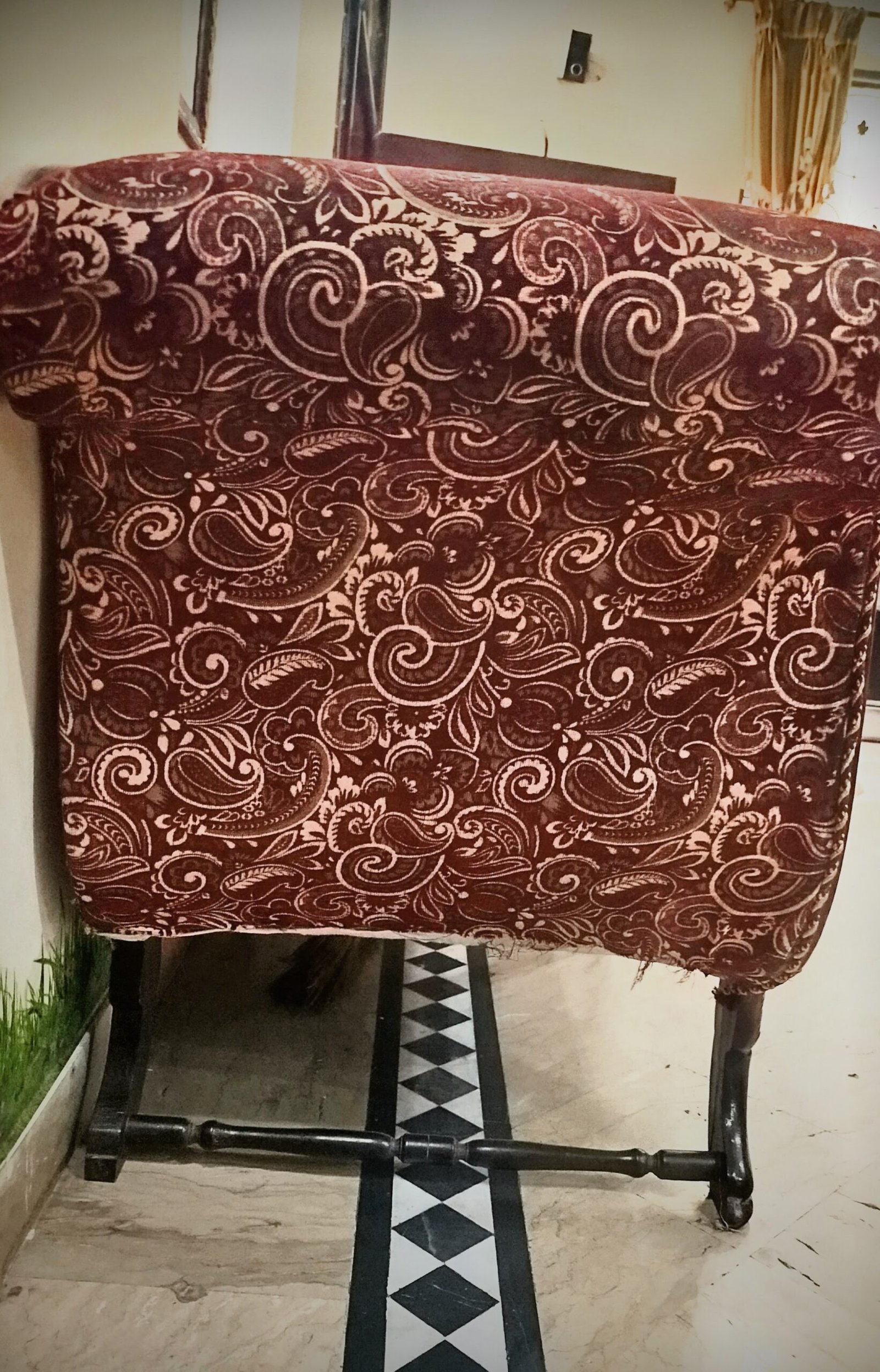 Selling maroon Dewan 3 seater with cream design 03217567146