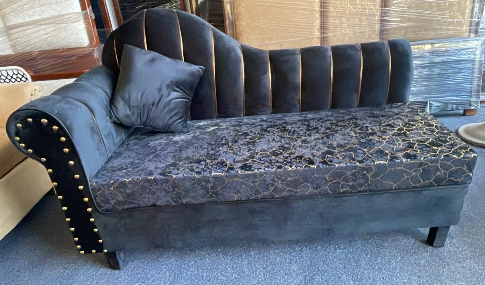Luxury Velvet Chaise Lounge / Lounge Sofa with Cushion