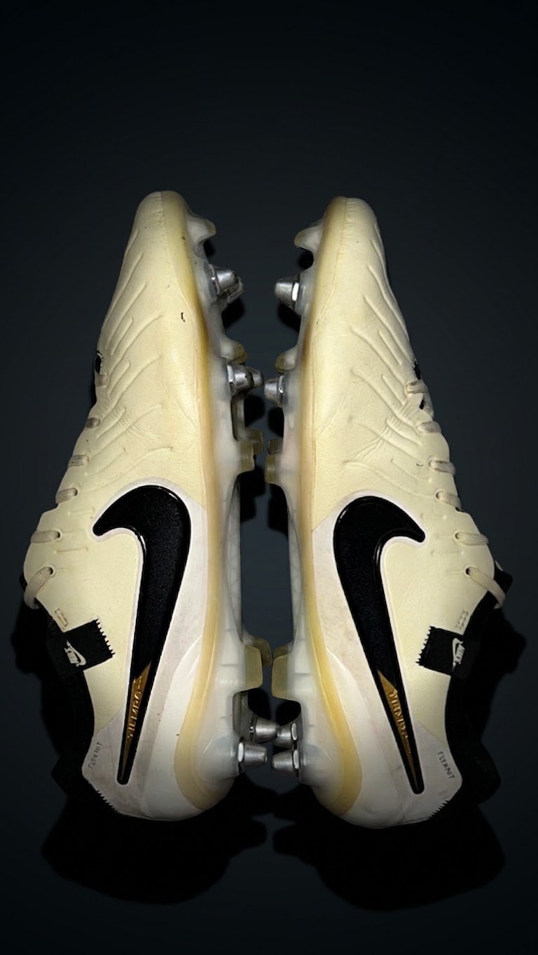 Nike teimpo football studs