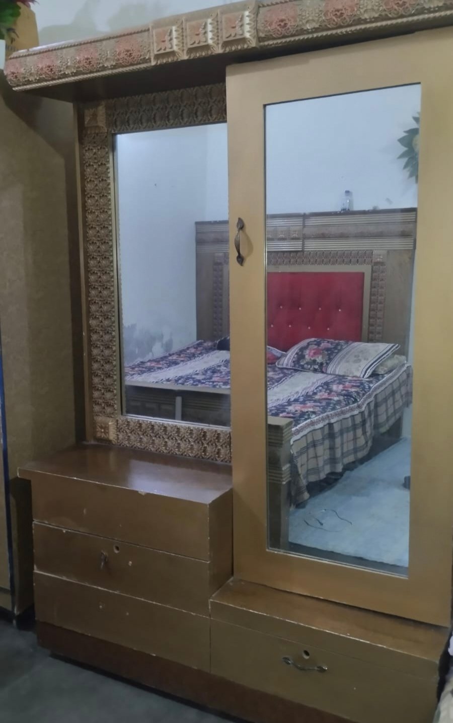 Bed set or showcase for sale urgently