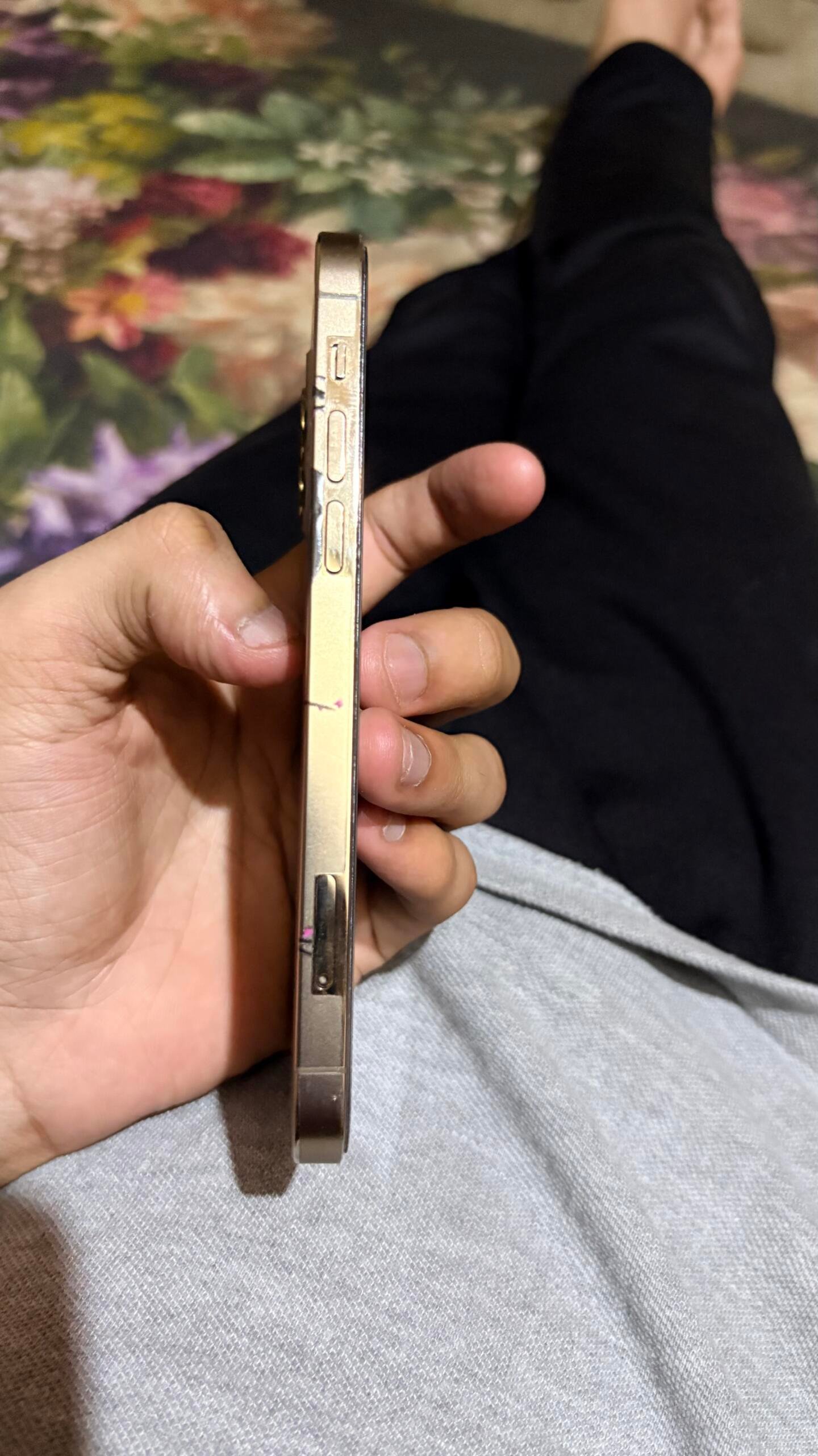 IPHONE 12 PRO GOLDEN