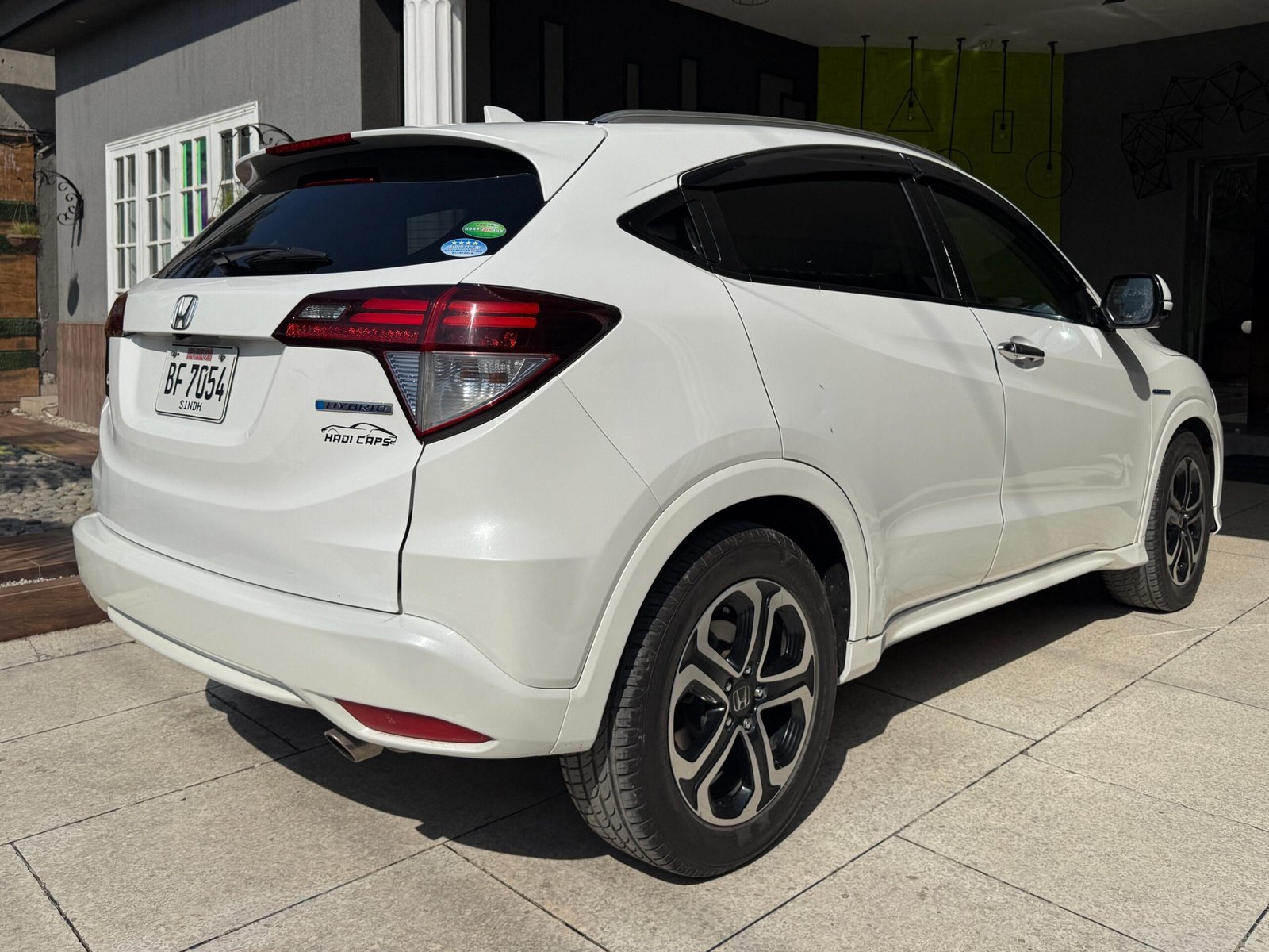 Honda Vezel Hybrid .