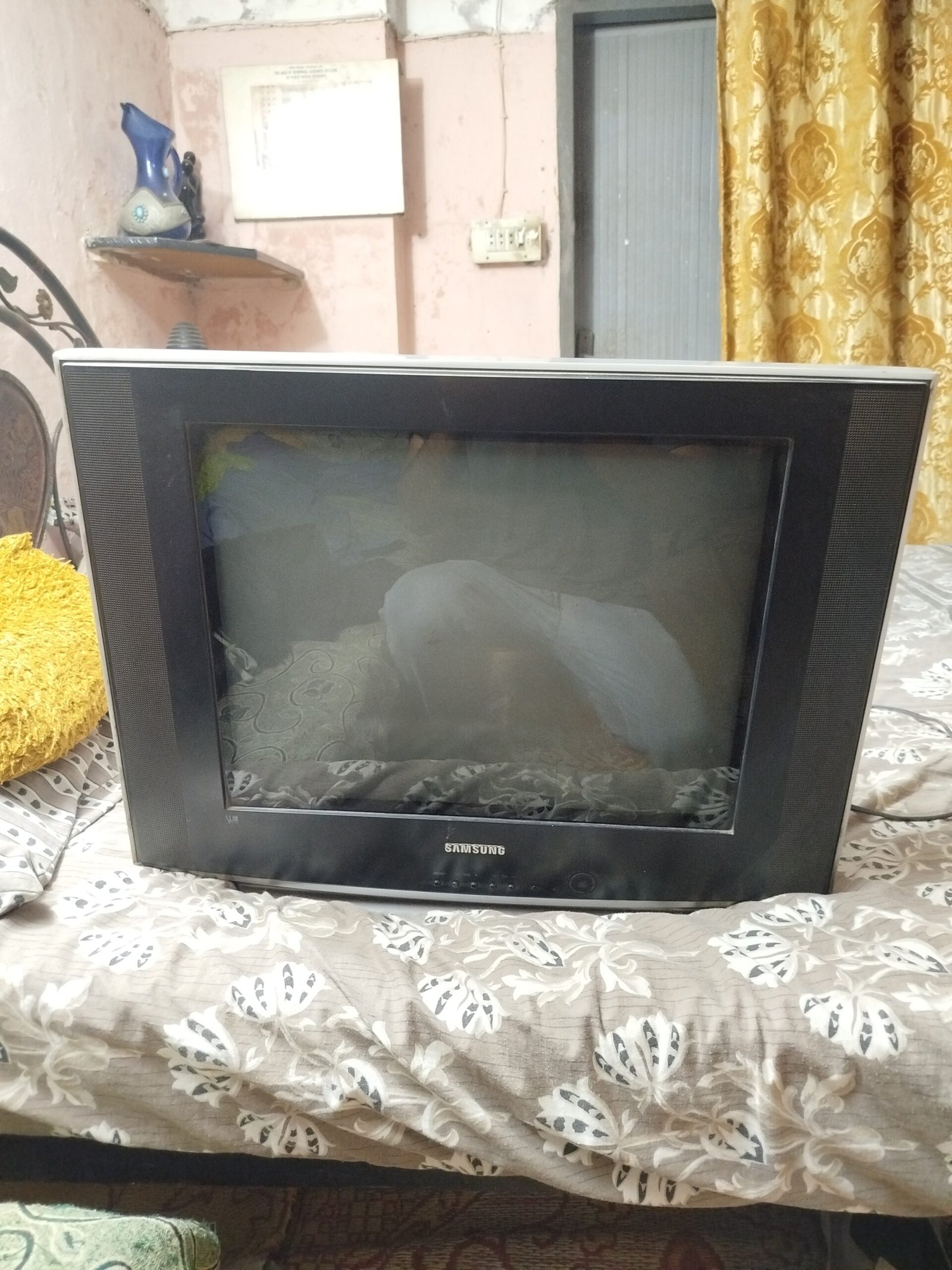 Samsung Home use Tv and Tv TROLIE tv bht Kam use Howa hai