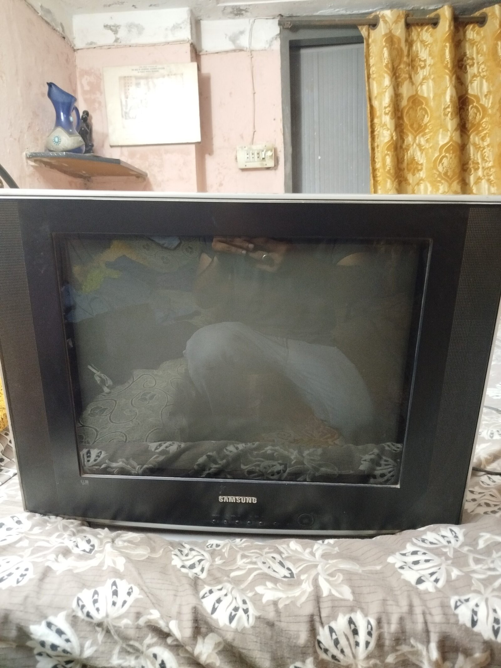 Samsung Home use Tv and Tv TROLIE tv bht Kam use Howa hai