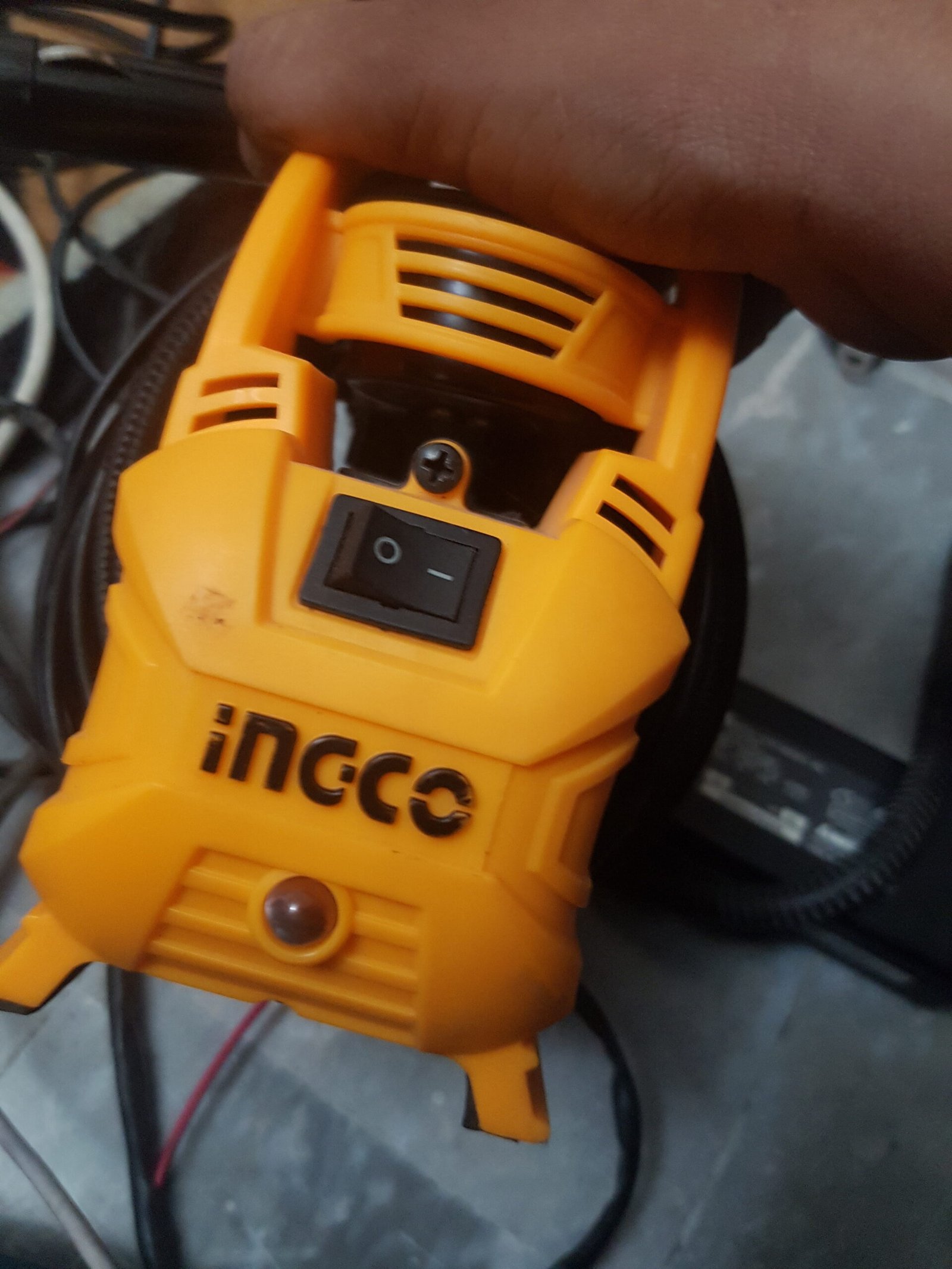 Ingco air compressor 12v for car