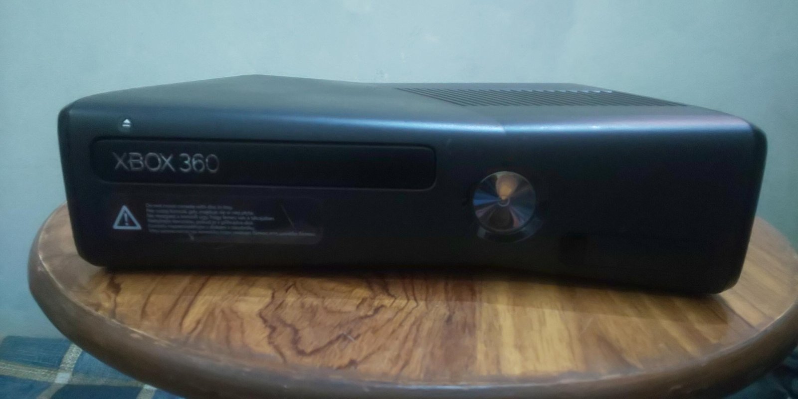 Xbox 360 slim 320 gb jailbreak 2 wired controllers
