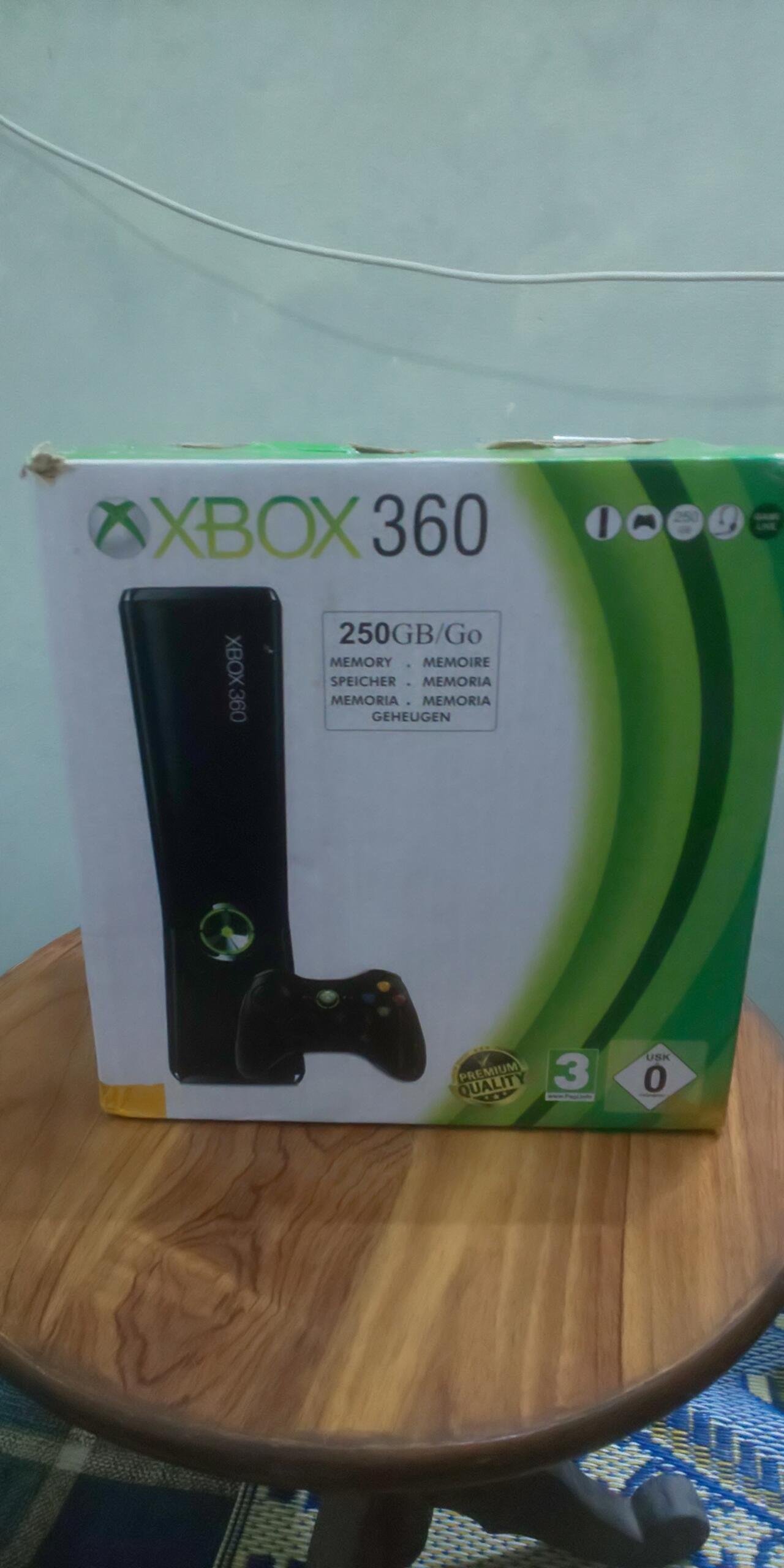 Xbox 360 slim 320 gb jailbreak 2 wired controllers