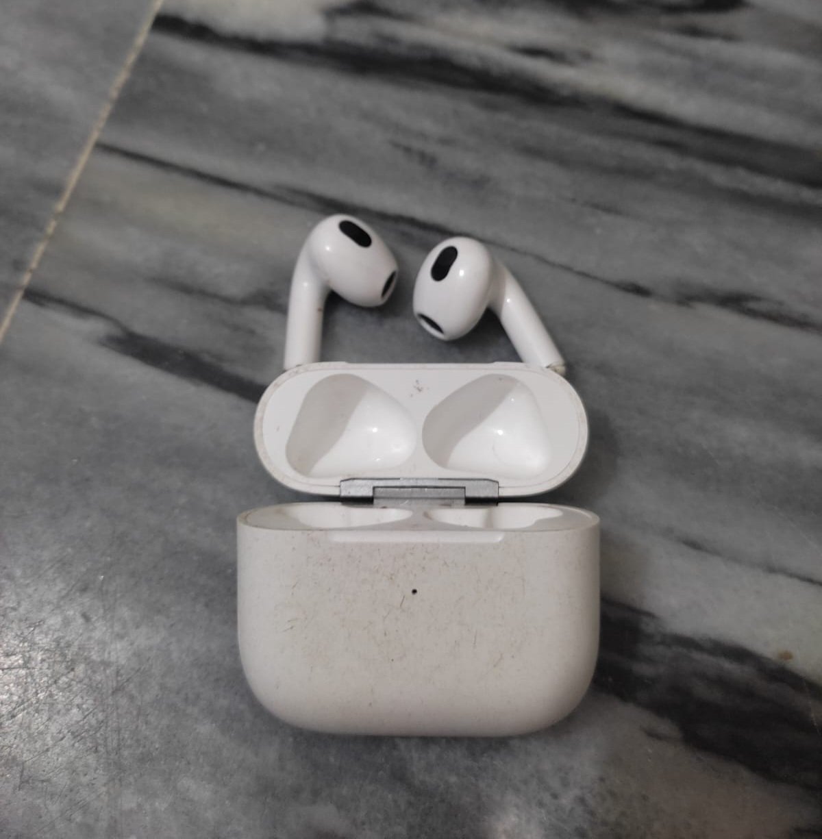 (Airpods) only right side airbud can work