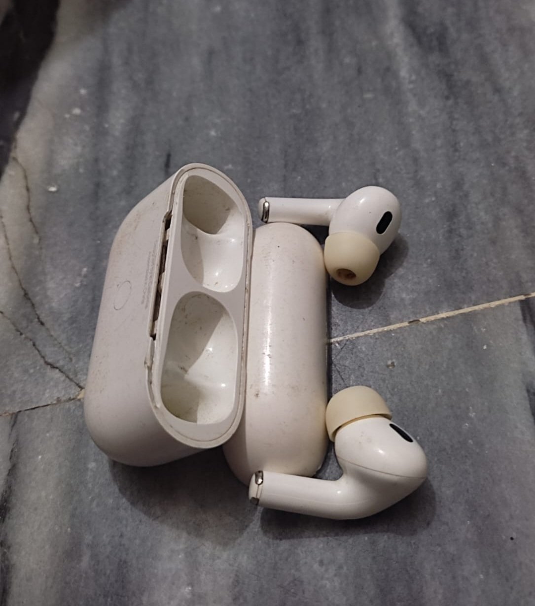 (Airpods) only right side airbud can work