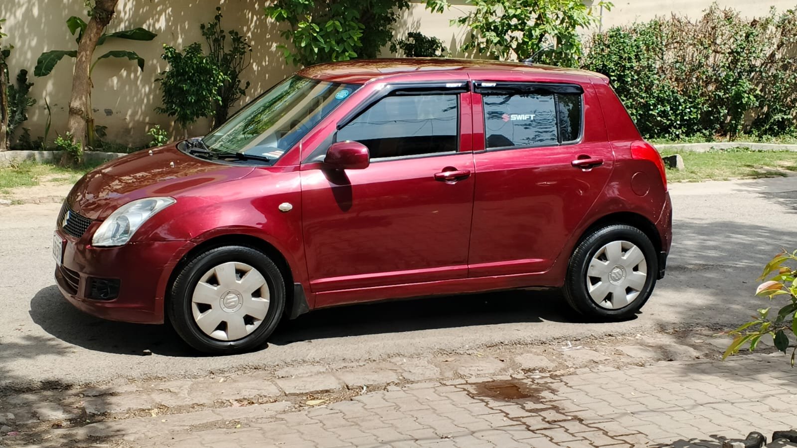 SUZUKI SWIFT DX (Model 2011) – 1300 CC