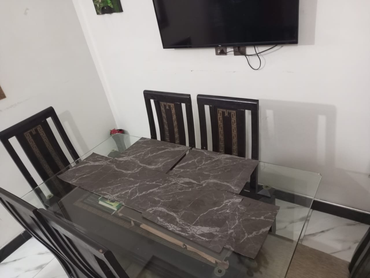 Dinning table and 6 chairs