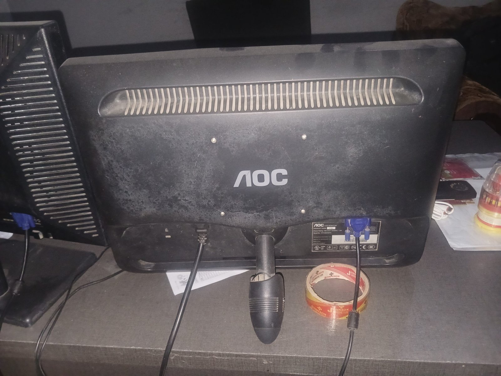 18in monitor per lines hai or halkasa nishan hai