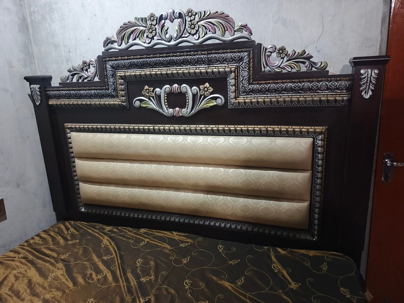 Double bed with 1 side table
