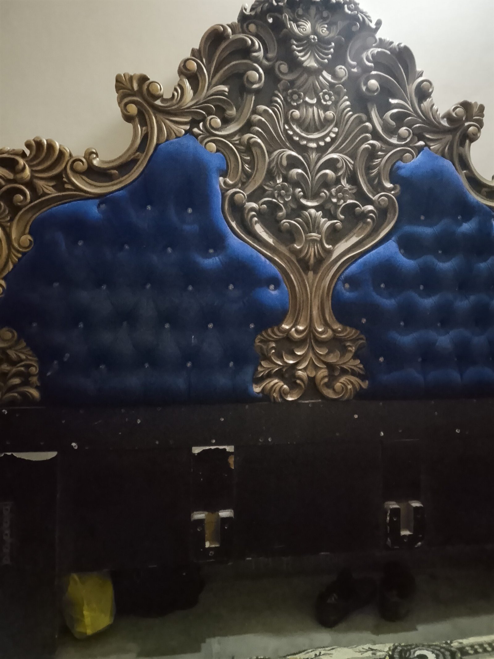 Bed set sale urgent 2 side table and dressing table