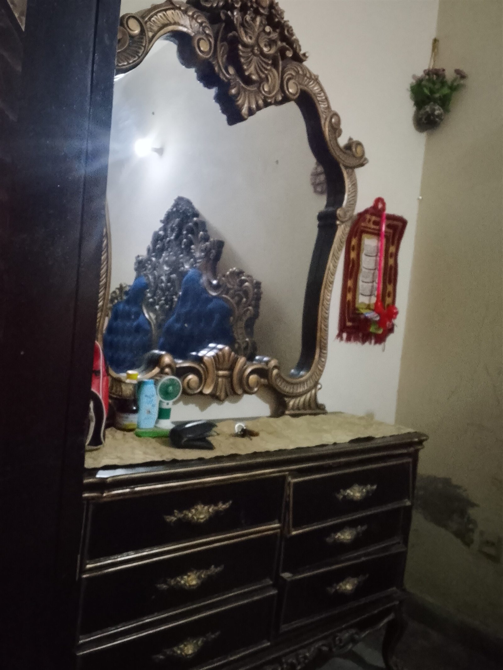 Bed set sale urgent 2 side table and dressing table