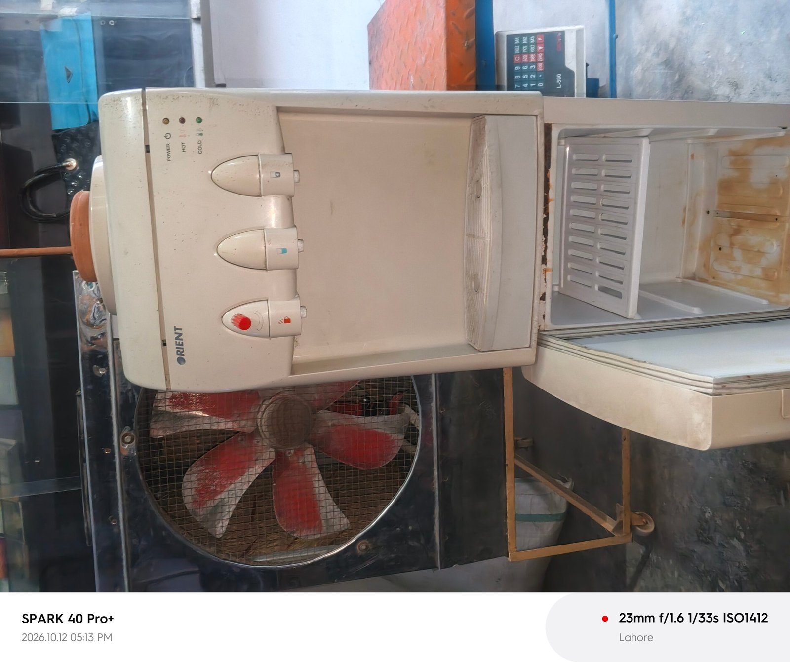 Water dispenser with fridge