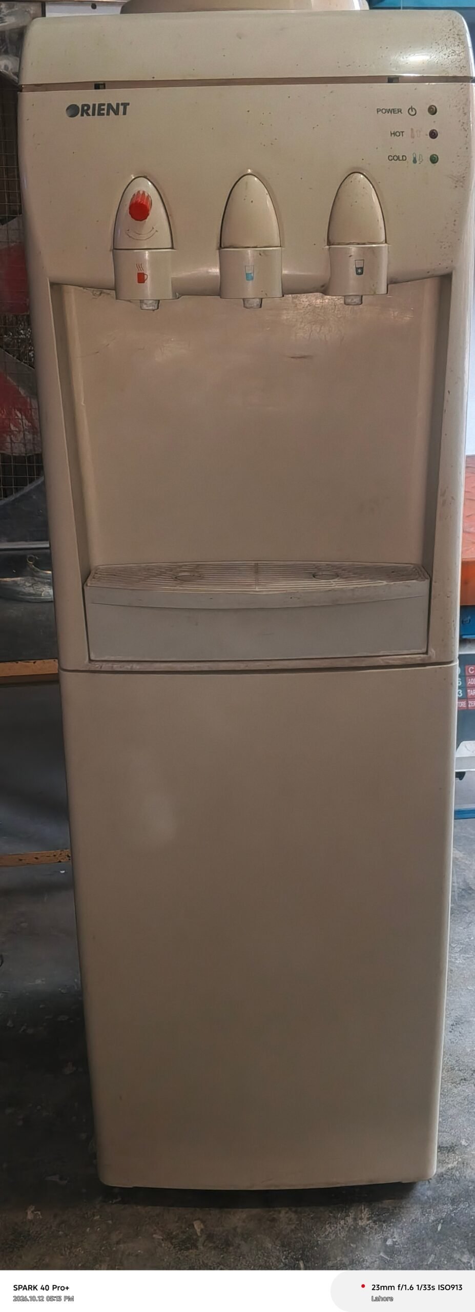Water dispenser with fridge